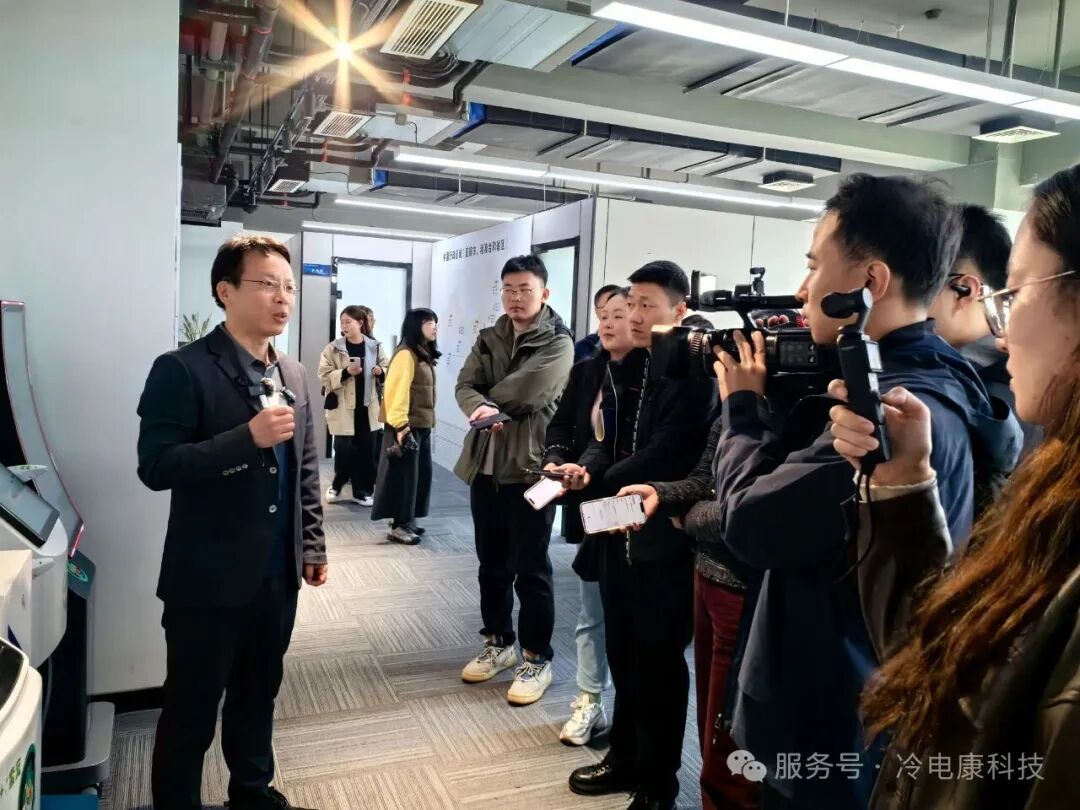 接受采访2.jpg